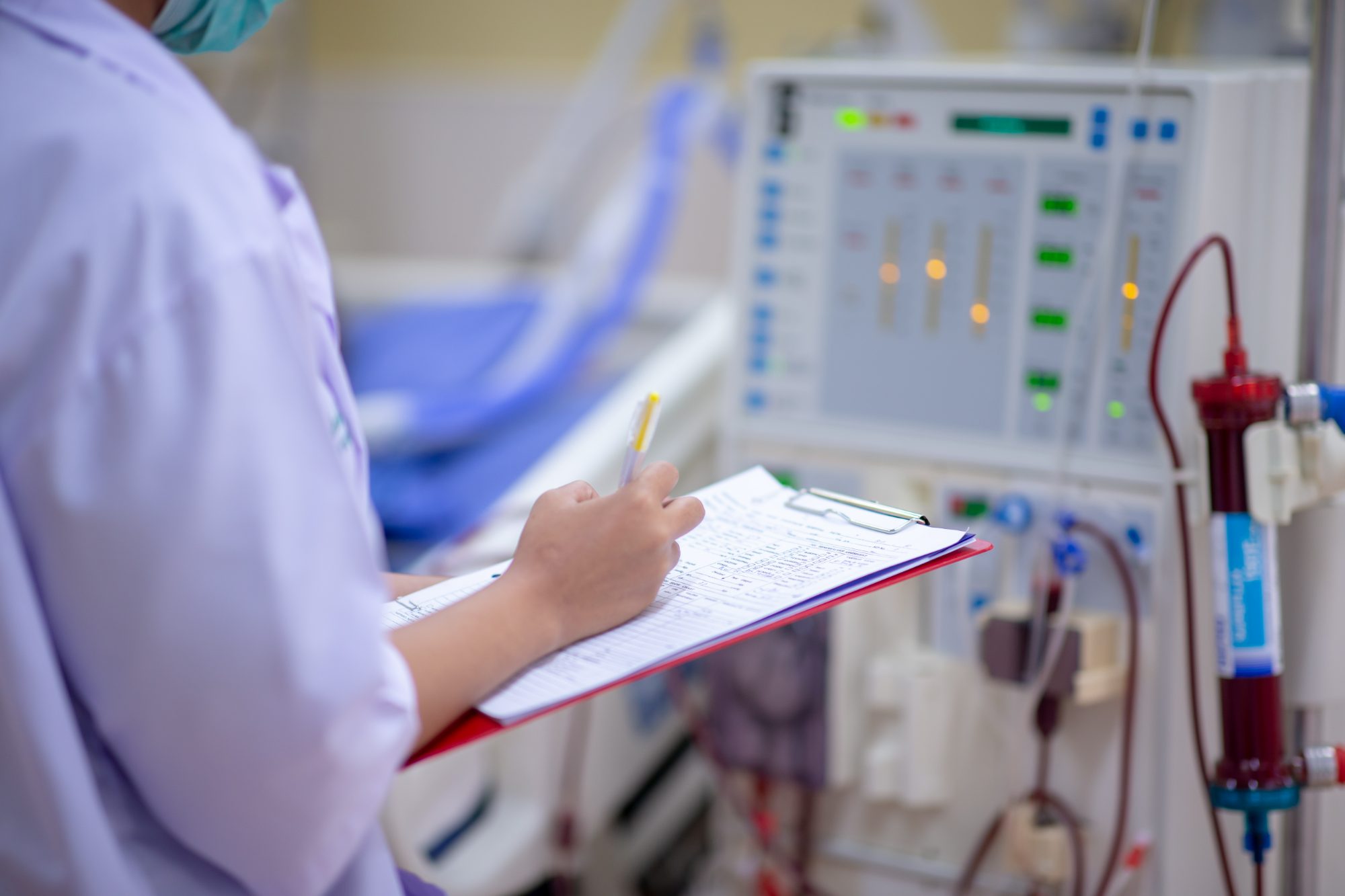 what does a dialysis nurse do?