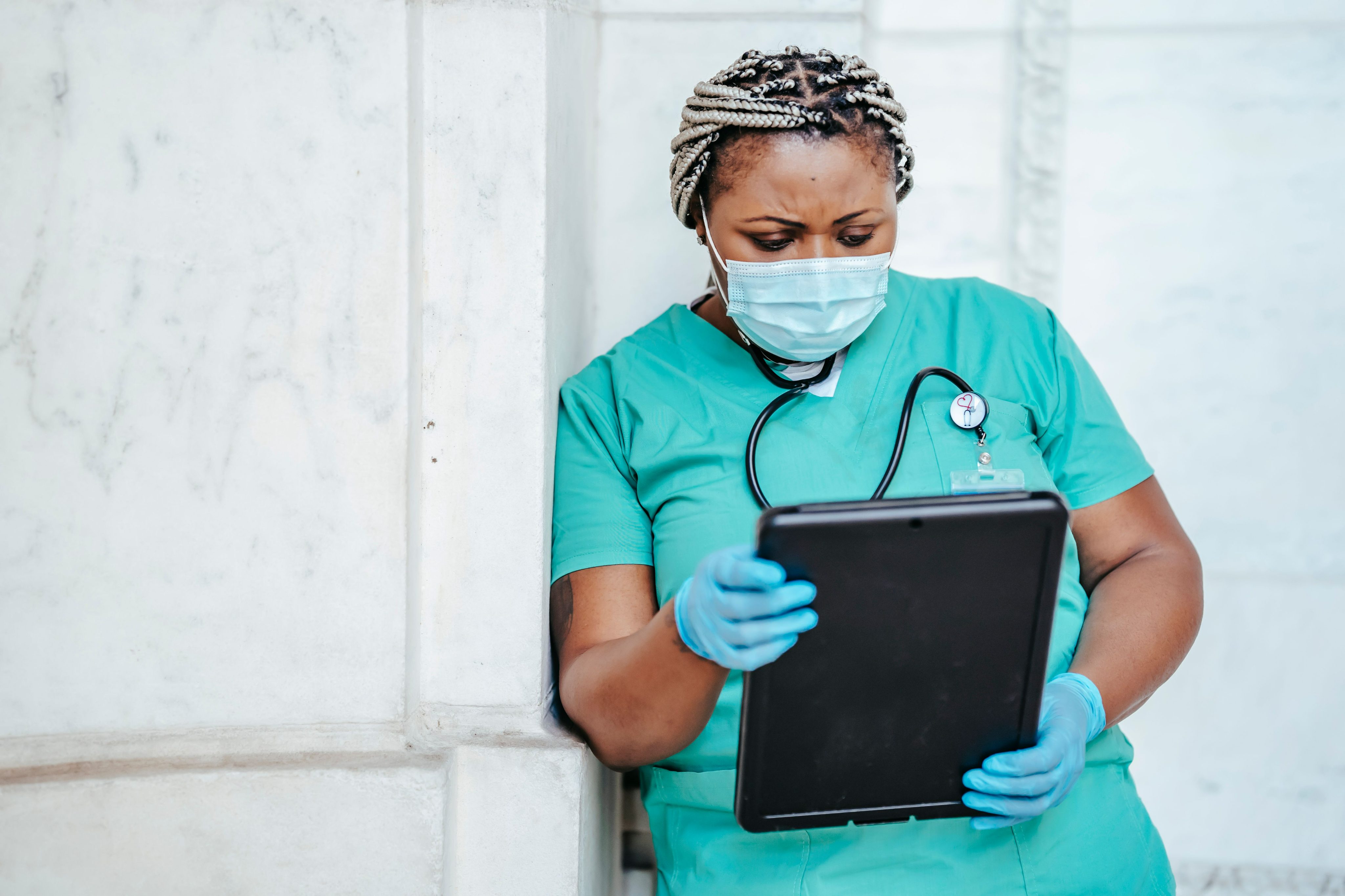 student searching for jobs for nursing students